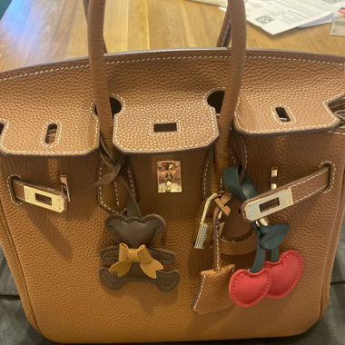 Sac à main en cuir avec les accessoires 