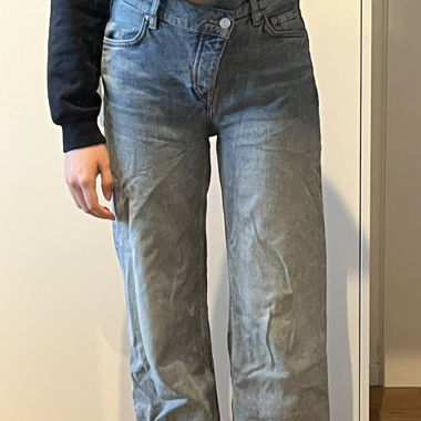 Jeans mit weitem Bein und hellem Waschbild