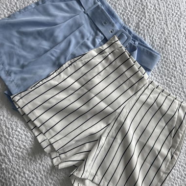 Zwei Damen-Shorts