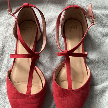 Scarpe con cinturini rossi