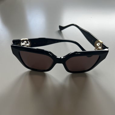 Gucci sunglasses with chain