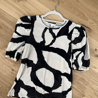 T-SHIRT mit Puffärmeln