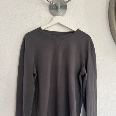 grauer Pullover
