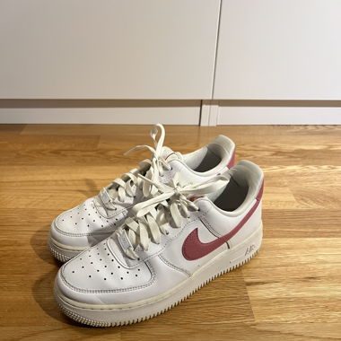 Nike Air Force 1 in Weiss/Rosa