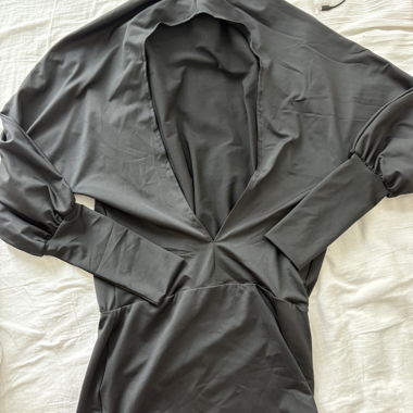 Robe courte noire dos ouvert, taille M