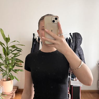 T-shirt nera aderente