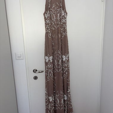 Langes, besticktes Kleid in Puderrosa