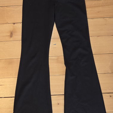 Schwarze Schlaghose