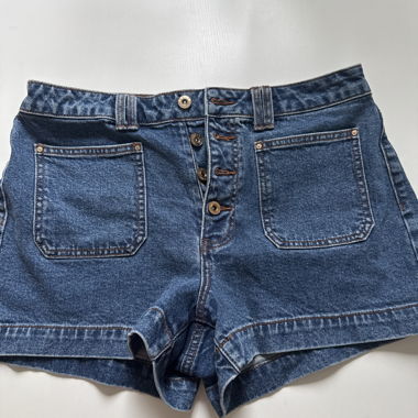 Pantaloncini in jeans con patta con bottoni