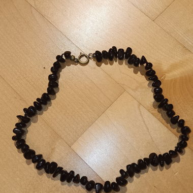 Halskette aus schwarzen Steinen