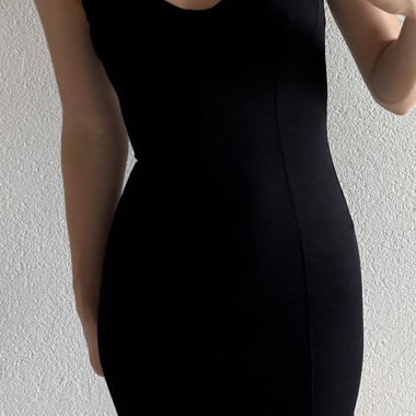 Kurzes schwarzes Kleid von Bershka