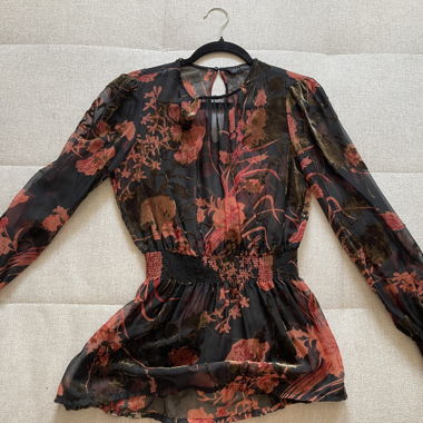 Zara-Bluse aus transparentem Floraldruck