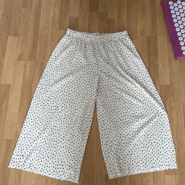 Pantaloni corti a gamba larga a pois