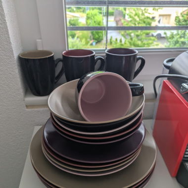 Geschirrset in Schwarz und Farben