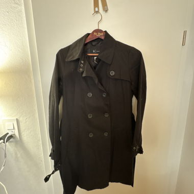 Schwarzer Trenchcoat