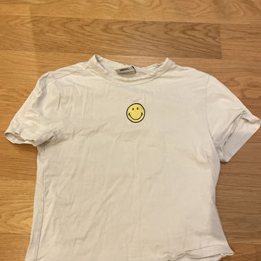 T-shirt blanc avec smiley jaune