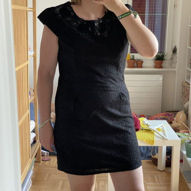 Robe jolie noire à motifs