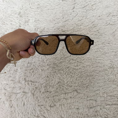 Sonnenbrille mit braunen Gläsern