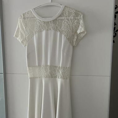 Weisses Kleid mit Spitze 