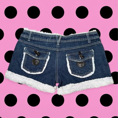 Navy-Jeansshorts aus Denim mit weissem Y2K-Fellbesatz