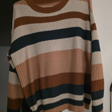 Maglione a Righe nei Colori Autunnali