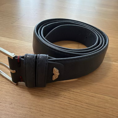 Schwarzer Gürtel aus echtem Leder