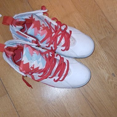 Sneaker Jordan bianchi con dettagli rossi