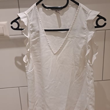 Weisse Bluse mit Volants