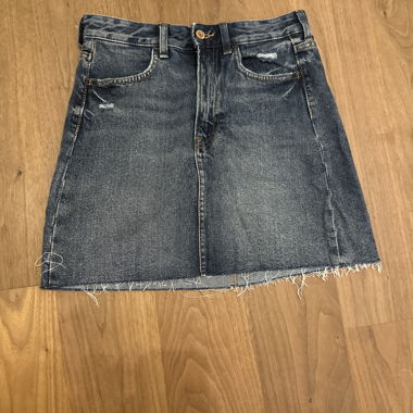 Jeansrock mit ausgefranstem Saum