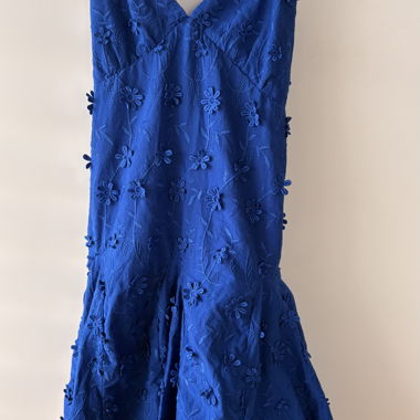 Robe bleue à fines bretelles spaghetti