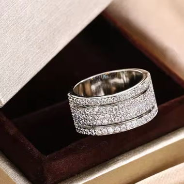 Luxuriöse schöner ring