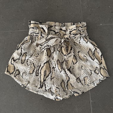 Schlangenmuster-Shorts