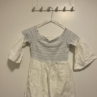 Weiss-Blaues Sommerkleid mit Stickerei – Grösse S