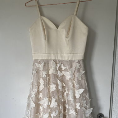 Cremeweisses Minikleid mit Schmetterlingen