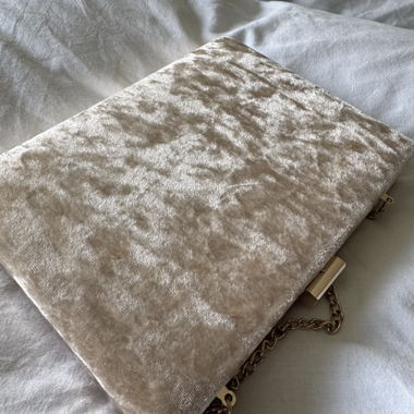 Beige Samt-Umhängetasche mit Kette
