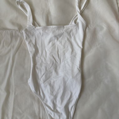 Weisser Body mit Trägern