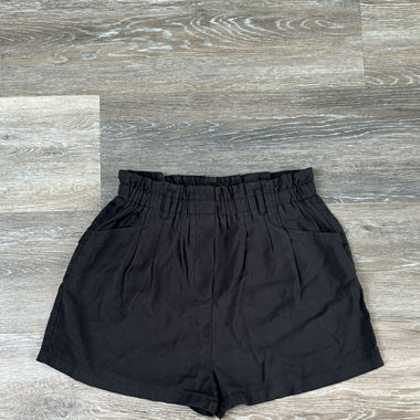 Schwarze Stoff-Shorts
