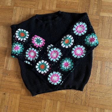 Pullover mit Häkelärmeln im Granny-Squares-Stil