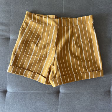 Shorts à rayures moutarde