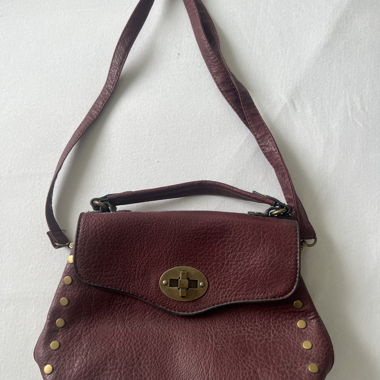 Sac en cuir véritable bordeaux avec clous