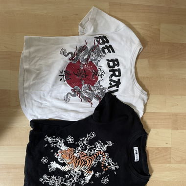 2 T-Shirts 