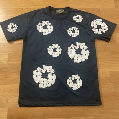 T-shirt bleu foncé avec motif blanc