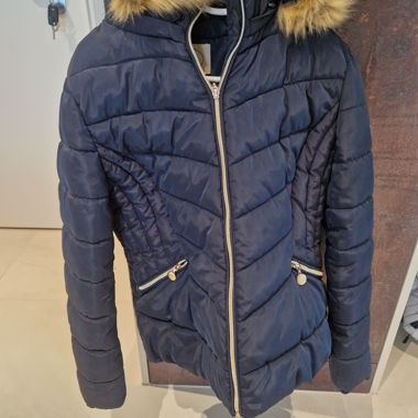 Giacca invernale da donna con cappuccio in ecopelliccia