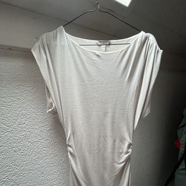 Robe H&M blanche centrée 