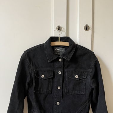 Veste en jean noire cropped