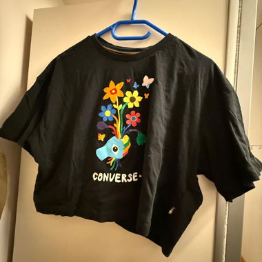 Crop top Converse con motivo colorato