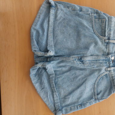 Short en jeans, effet délavé.