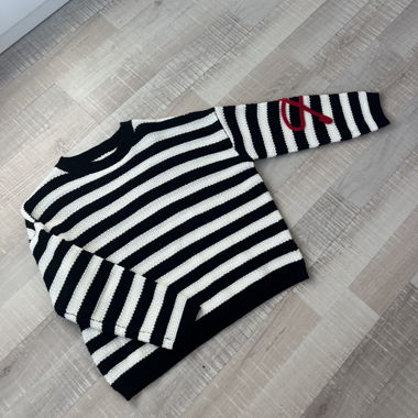 Schwarzweisser gestreifter Pullover
