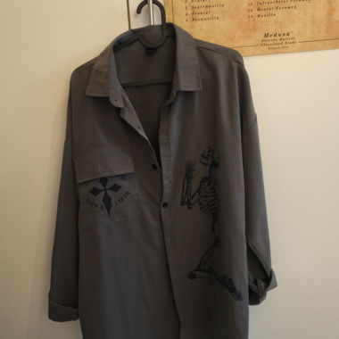 Chemise longue graphique grise