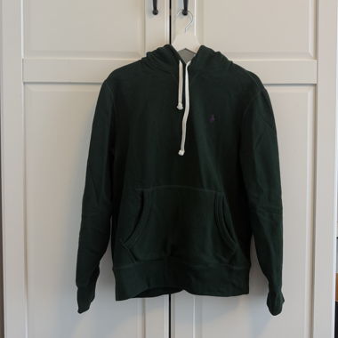 Dunkelgrüner Hoodie mit Kängurutasche